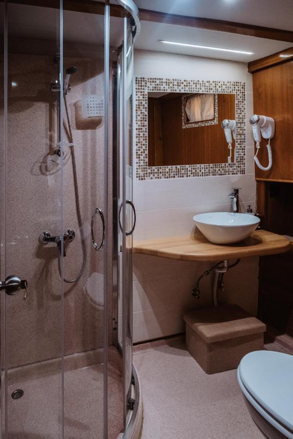 Sicily Sea Charter Hande Capo Galera Hotel Palermo Bagian luar foto